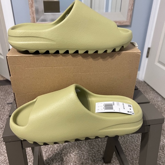 YEEZY SLIDE - Picture 2 of 7